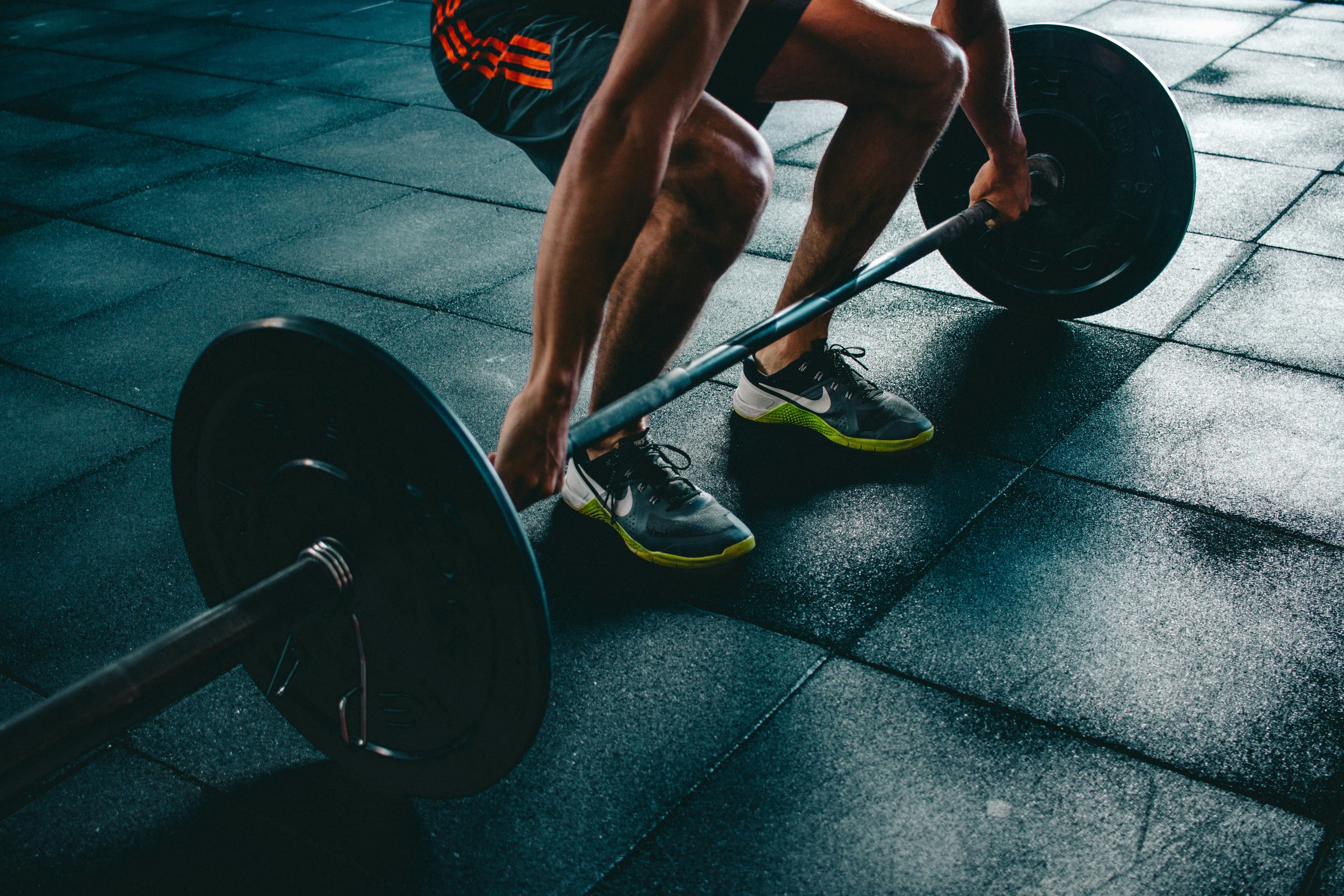 Barbell training in a focused gym setting